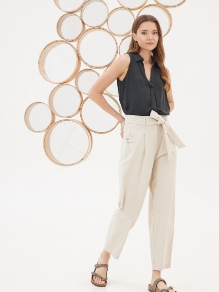 Μπεζ ψηλόμεσο SKIROS παντελόνι σε slouchy fit γραμμή, με μπροστινές πιέτες, πλαγιές τσέπες με κουμπί , λάστιχο πίσω στην μέση και αποσπώμενη ζώνη στην μέση Namaste 