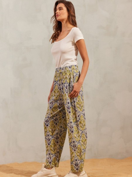 Floral printed μουσταρδί–μωβ ψηλόμεσο carrot-fit παντελόνι HALINA σε ίσια γραμμή, πλαϊνές τσέπες και λάστιχο στη μέση namaste 