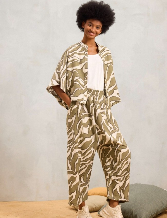 Animal printed χακί ψηλόμεσο slouchy fit MELISSA1 παντελόνι, με πλαϊνές τσέπες και λάστιχο στην μέση Namaste Animal printed χακί ψηλόμεσο slouchy fit MELISSA1 παντελόνι, με πλαϊνές τσέπες και λάστιχο στην μέση Namaste