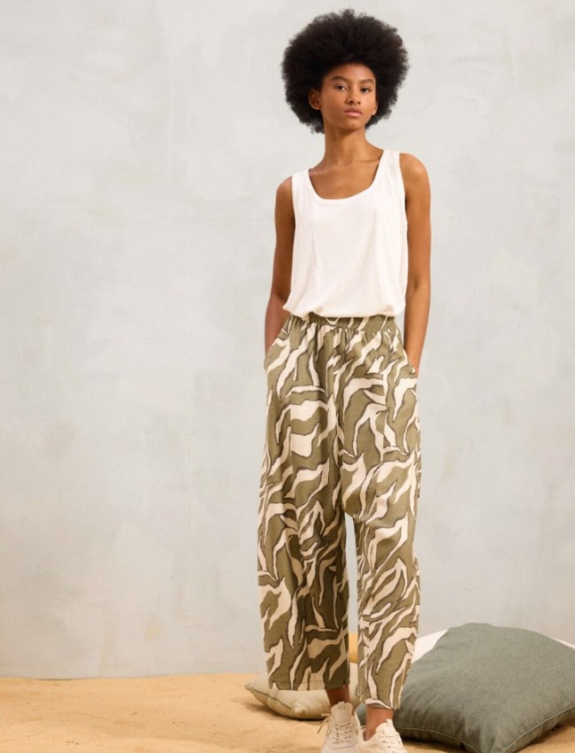 Animal printed χακί ψηλόμεσο slouchy fit MELISSA1 παντελόνι, με πλαϊνές τσέπες και λάστιχο στην μέση Namaste Animal printed χακί ψηλόμεσο slouchy fit MELISSA1 παντελόνι, με πλαϊνές τσέπες και λάστιχο στην μέση Namaste