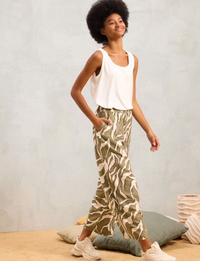 Animal printed χακί ψηλόμεσο slouchy fit MELISSA1 παντελόνι, με πλαϊνές τσέπες και λάστιχο στην μέση Namaste Animal printed χακί ψηλόμεσο slouchy fit MELISSA1 παντελόνι, με πλαϊνές τσέπες και λάστιχο στην μέση Namaste