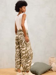 Animal printed χακί ψηλόμεσο slouchy fit MELISSA1 παντελόνι, με πλαϊνές τσέπες και λάστιχο στην μέση Namaste Animal printed χακί ψηλόμεσο slouchy fit MELISSA1 παντελόνι, με πλαϊνές τσέπες και λάστιχο στην μέση Namaste