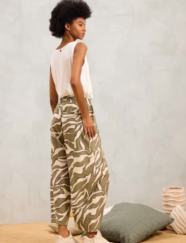 Animal printed χακί ψηλόμεσο slouchy fit MELISSA1 παντελόνι, με πλαϊνές τσέπες και λάστιχο στην μέση Namaste Animal printed χακί ψηλόμεσο slouchy fit MELISSA1 παντελόνι, με πλαϊνές τσέπες και λάστιχο στην μέση Namaste