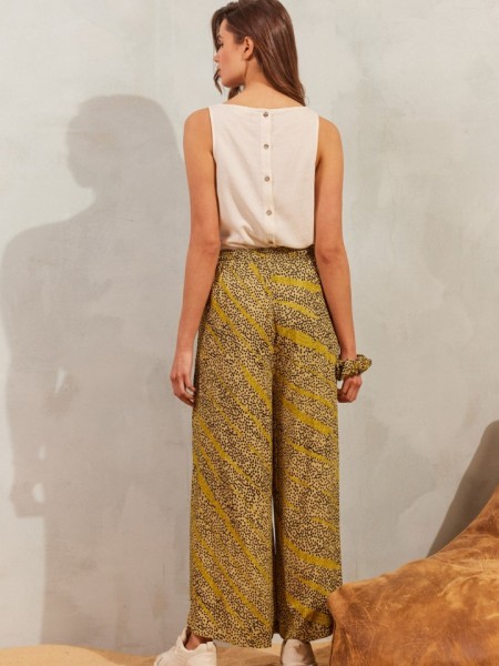 Εμπριμέ μουσταρδί ψηλόμεση cropped παντελόνα EMILY σε χαλαρή γραμμή, πλαϊνές τσέπες και ρυθμιζόμενο κορδόνι στο λάστιχο στην μέση namaste