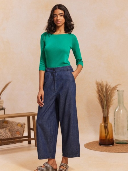 Blue jean ψηλόμεσο VERNA παντελόνι, σε shoucly fit γραμμή, με τετράγωνες τσέπες πίσω, λάστιχο πίσω στη μέση και κλείσιμο με κουμπί και κρυφό φερμουάρ Namaste 