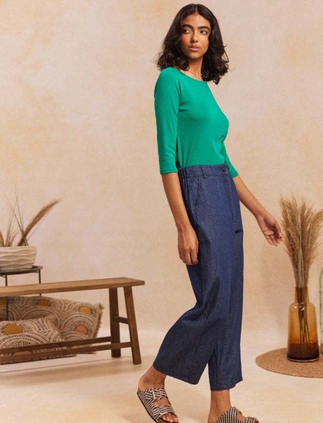 Blue jean ψηλόμεσο VERNA παντελόνι, σε shoucly fit γραμμή, με τετράγωνες τσέπες πίσω, λάστιχο πίσω στη μέση και κλείσιμο με κουμπί και κρυφό φερμουάρ Namaste 