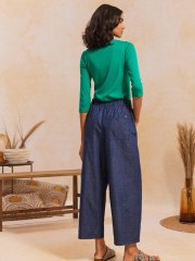 Blue jean ψηλόμεσο VERNA παντελόνι, σε shoucly fit γραμμή, με τετράγωνες τσέπες πίσω, λάστιχο πίσω στη μέση και κλείσιμο με κουμπί και κρυφό φερμουάρ Namaste 