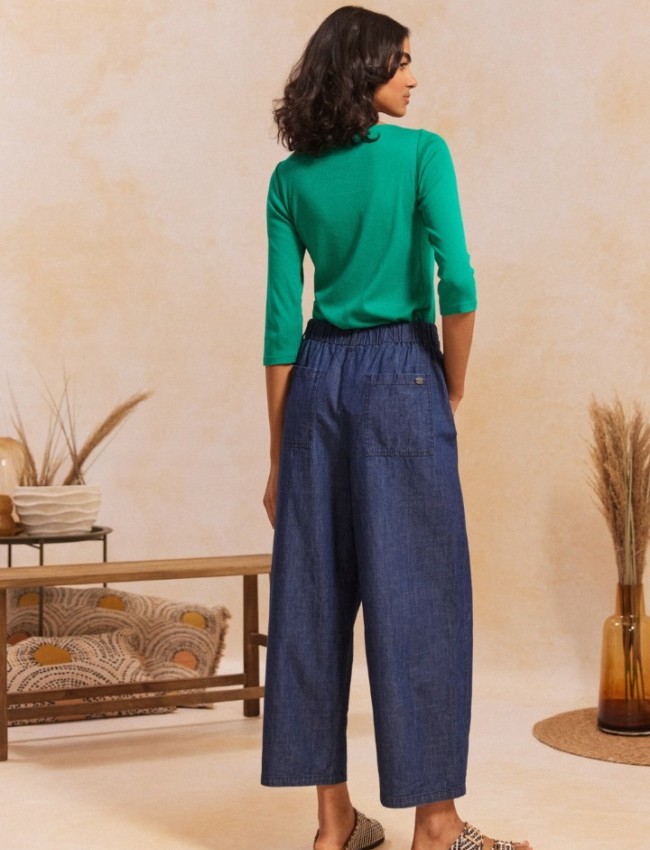 Blue jean ψηλόμεσο VERNA παντελόνι, σε shoucly fit γραμμή, με τετράγωνες τσέπες πίσω, λάστιχο πίσω στη μέση και κλείσιμο με κουμπί και κρυφό φερμουάρ Namaste 