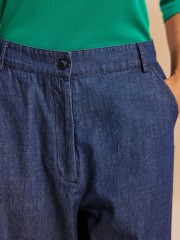 Blue jean ψηλόμεσο VERNA παντελόνι, σε shoucly fit γραμμή, με τετράγωνες τσέπες πίσω, λάστιχο πίσω στη μέση και κλείσιμο με κουμπί και κρυφό φερμουάρ Namaste 