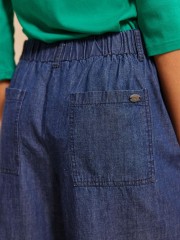 Blue jean ψηλόμεσο VERNA παντελόνι, σε shoucly fit γραμμή, με τετράγωνες τσέπες πίσω, λάστιχο πίσω στη μέση και κλείσιμο με κουμπί και κρυφό φερμουάρ Namaste 