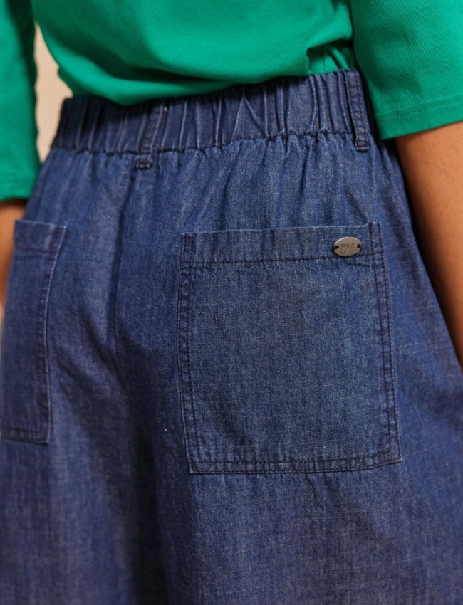 Blue jean ψηλόμεσο VERNA παντελόνι, σε shoucly fit γραμμή, με τετράγωνες τσέπες πίσω, λάστιχο πίσω στη μέση και κλείσιμο με κουμπί και κρυφό φερμουάρ Namaste 