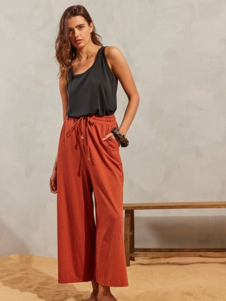 Terracotta ψηλόμεση βαμβακερή–μακό cropped παντελόνα CHARIS σε χαλαρή γραμμή, πλαινές τσέπες και ρυθμιζόμενο κορδόνι στο λάστιχο στην μέση Namaste