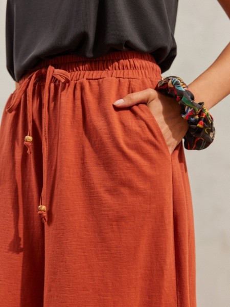 Terracotta ψηλόμεση βαμβακερή–μακό cropped παντελόνα CHARIS σε χαλαρή γραμμή, πλαινές τσέπες και ρυθμιζόμενο κορδόνι στο λάστιχο στην μέση Namaste