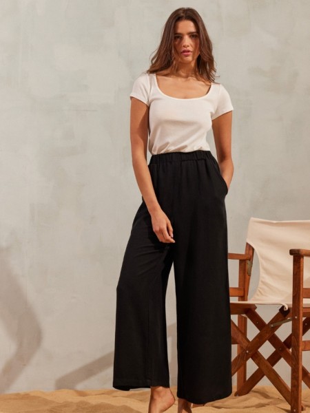 Mαύρη ψηλόμεση cropped παντελόνα WILLA σε χαλαρή γραμμή, πλαϊνές τσέπες και λάστιχο στην μέση namaste