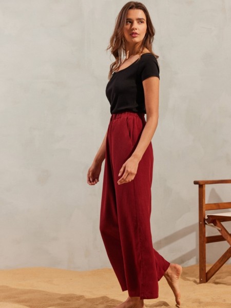 Μπορντώ ψηλόμεση cropped παντελόνα WILLA σε χαλαρή γραμμή, πλαϊνές τσέπες και λάστιχο στην μέση namaste