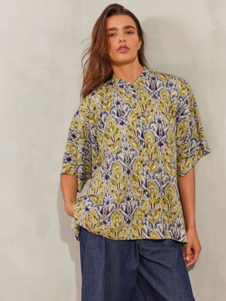 Εμπριμέ μωβ oversized κοντομάνικο SAMANTHA πουκάμισο, σε τετράγωνη φαρδιά γραμμή, μπροστινό τσεπάκι και μικρά πλαϊνά ανοίγματα Namaste 