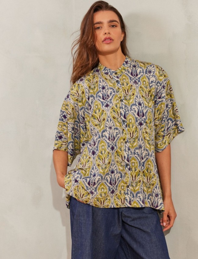 Εμπριμέ μωβ oversized κοντομάνικο SAMANTHA πουκάμισο, σε τετράγωνη φαρδιά γραμμή, μπροστινό τσεπάκι και μικρά πλαϊνά ανοίγματα Namaste 
