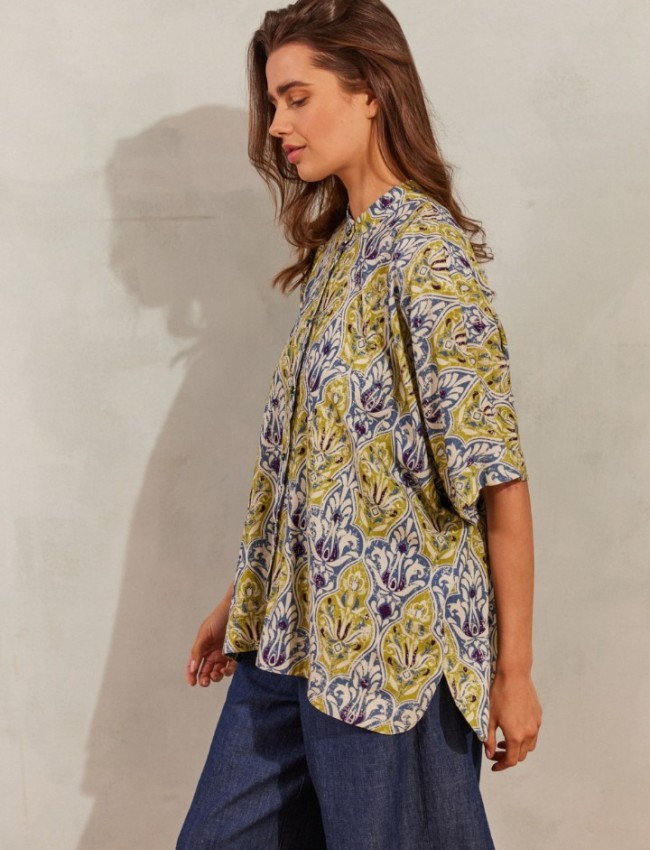 Εμπριμέ μωβ oversized κοντομάνικο SAMANTHA πουκάμισο, σε τετράγωνη φαρδιά γραμμή, μπροστινό τσεπάκι και μικρά πλαϊνά ανοίγματα Namaste 