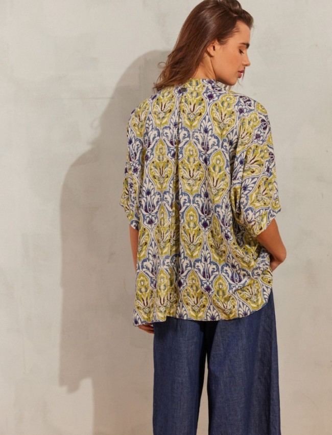 Εμπριμέ μωβ oversized κοντομάνικο SAMANTHA πουκάμισο, σε τετράγωνη φαρδιά γραμμή, μπροστινό τσεπάκι και μικρά πλαϊνά ανοίγματα Namaste 