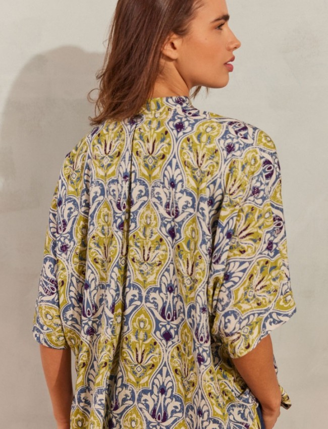 Εμπριμέ μωβ oversized κοντομάνικο SAMANTHA πουκάμισο, σε τετράγωνη φαρδιά γραμμή, μπροστινό τσεπάκι και μικρά πλαϊνά ανοίγματα Namaste 