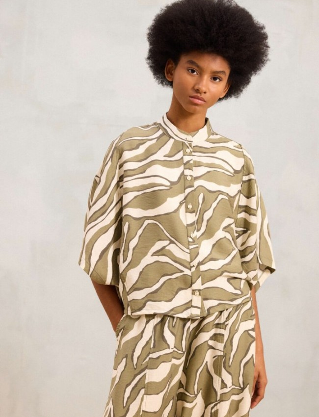 Animal printed χακί κοντομάνικο oversized VICTORIA1 πουκάμισο, με μάο γιακά και χωρίς μανικοκόλληση Namaste Animal printed χακί κοντομάνικο oversized VICTORIA1 πουκάμισο, με μάο γιακά και χωρίς μανικοκόλληση Namaste