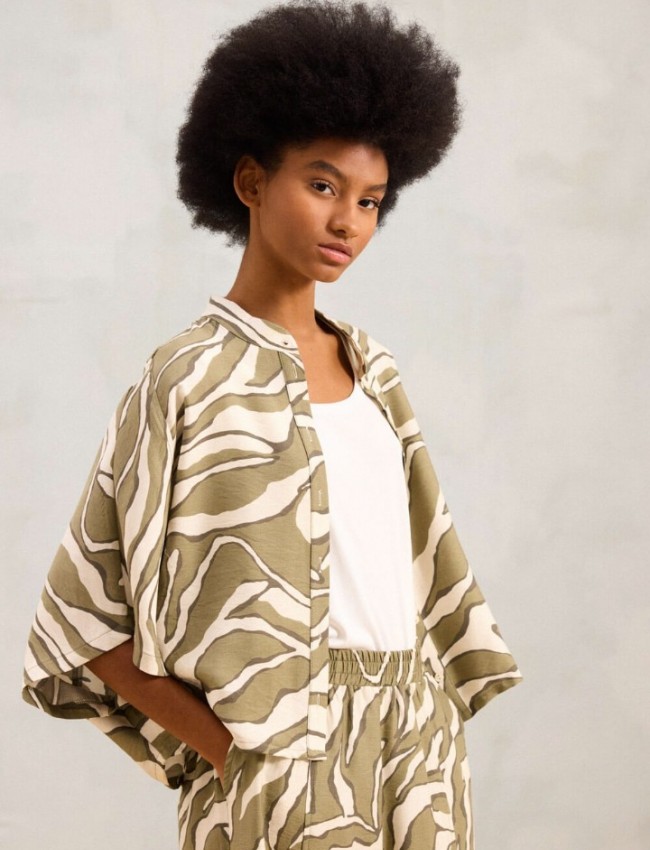Animal printed χακί κοντομάνικο oversized VICTORIA1 πουκάμισο, με μάο γιακά και χωρίς μανικοκόλληση Namaste Animal printed χακί κοντομάνικο oversized VICTORIA1 πουκάμισο, με μάο γιακά και χωρίς μανικοκόλληση Namaste