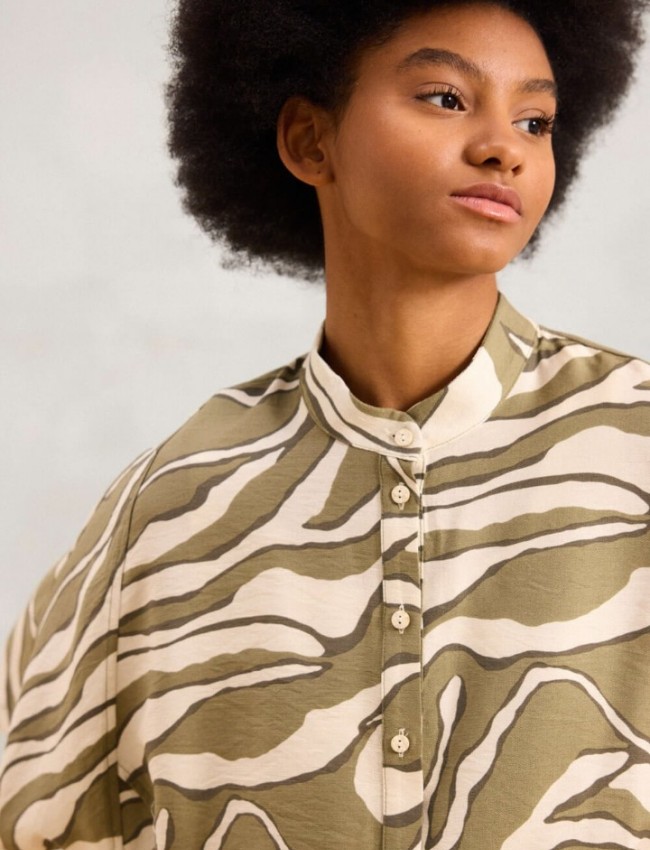 Animal printed χακί κοντομάνικο oversized VICTORIA1 πουκάμισο, με μάο γιακά και χωρίς μανικοκόλληση Namaste Animal printed χακί κοντομάνικο oversized VICTORIA1 πουκάμισο, με μάο γιακά και χωρίς μανικοκόλληση Namaste