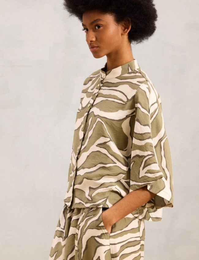 Animal printed χακί κοντομάνικο oversized VICTORIA1 πουκάμισο, με μάο γιακά και χωρίς μανικοκόλληση Namaste Animal printed χακί κοντομάνικο oversized VICTORIA1 πουκάμισο, με μάο γιακά και χωρίς μανικοκόλληση Namaste