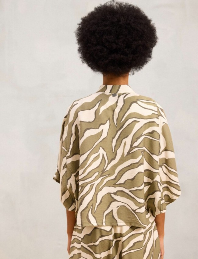 Animal printed χακί κοντομάνικο oversized VICTORIA1 πουκάμισο, με μάο γιακά και χωρίς μανικοκόλληση Namaste Animal printed χακί κοντομάνικο oversized VICTORIA1 πουκάμισο, με μάο γιακά και χωρίς μανικοκόλληση Namaste