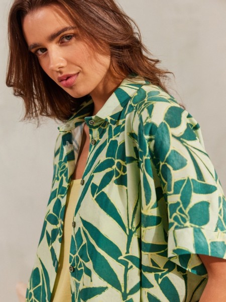 Floral printed πράσινο oversized κοντομάνικο πουκάμισο Octavia_1 σε τετράγωνη γραμμή, πέτο γιακά και ρεγκλάν μανικοκόλληση namaste 