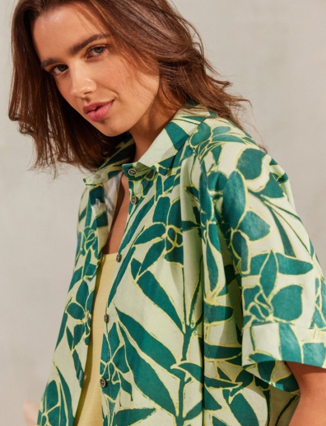 Floral printed πράσινο oversized κοντομάνικο πουκάμισο Octavia_1 σε τετράγωνη γραμμή, πέτο γιακά και ρεγκλάν μανικοκόλληση namaste 