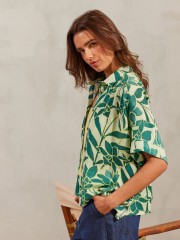 Floral printed πράσινο oversized κοντομάνικο πουκάμισο Octavia_1 σε τετράγωνη γραμμή, πέτο γιακά και ρεγκλάν μανικοκόλληση namaste 