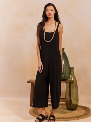 Μαύρη λινή αμάνικη cropped ROSAMUND ολόσωμη φόρμα, με ανοιχτή χαμόγελο λαιμόκοψη, ρυθμιζόμενες τιράντες και σταθερό δέσιμο στην V πλάτη Namaste 