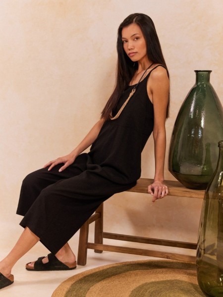 Μαύρη λινή αμάνικη cropped ROSAMUND ολόσωμη φόρμα, με ανοιχτή χαμόγελο λαιμόκοψη, ρυθμιζόμενες τιράντες και σταθερό δέσιμο στην V πλάτη Namaste 