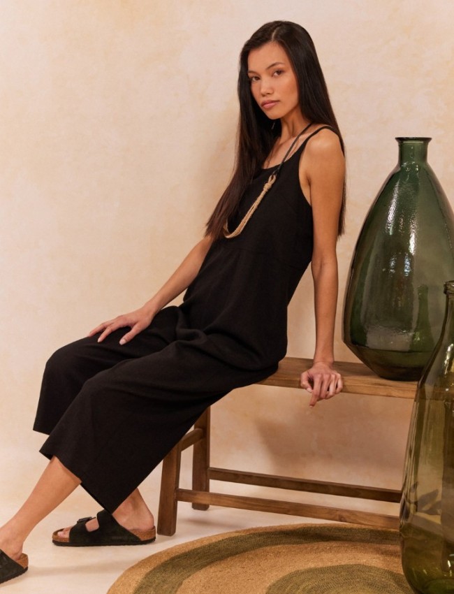 Μαύρη λινή αμάνικη cropped ROSAMUND ολόσωμη φόρμα, με ανοιχτή χαμόγελο λαιμόκοψη, ρυθμιζόμενες τιράντες και σταθερό δέσιμο στην V πλάτη Namaste 