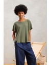 Χακί κοντομάνικη oversized  COSIMA μπλούζα, με χαμόγελο λαιμόκοψη, ρεγκλάν μανικοκόλληση και ασυμετρία με μπροστινά ανοίγματα Namaste 