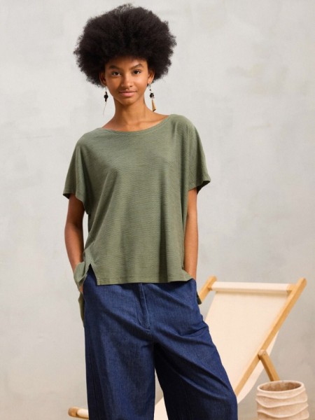 Χακί κοντομάνικη oversized  COSIMA μπλούζα, με χαμόγελο λαιμόκοψη, ρεγκλάν μανικοκόλληση και ασυμετρία με μπροστινά ανοίγματα Namaste 