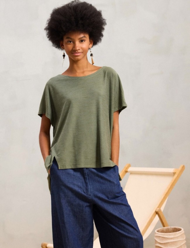 Χακί κοντομάνικη oversized  COSIMA μπλούζα, με χαμόγελο λαιμόκοψη, ρεγκλάν μανικοκόλληση και ασυμετρία με μπροστινά ανοίγματα Namaste 