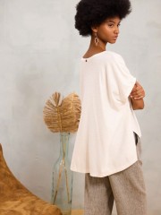 Λευκή κοντομάνικη oversized  COSIMA μπλούζα, με χαμόγελο λαιμόκοψη, ρεγκλάν μανικοκόλληση και ασσυμετρία με μπροστινά ανοίγματα Namaste 
