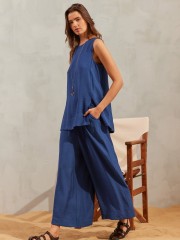 Μπλε σετ LARA αμάνικη μπλούζα, σε ίσια γραμμή και πλαϊνά ανοίγματα και cropped παντελόνα με λάστιχο στην μέση και πλαϊνές τσέπες Namaste 