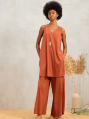 Terracotta βαμβακερό–μακό CHANTARA σετ από αμάνικη μπλούζα με V-λαιμόκοψη και άνοιγμα με κορδόνι στο ένα πλάι και ψηλόμεση cropped παντελόνα με πλαϊνές τσέπες και λάστιχο στη μέση namaste