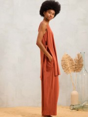 Terracotta βαμβακερό–μακό CHANTARA σετ από αμάνικη μπλούζα με V-λαιμόκοψη και άνοιγμα με κορδόνι στο ένα πλάι και ψηλόμεση cropped παντελόνα με πλαϊνές τσέπες και λάστιχο στη μέση namaste