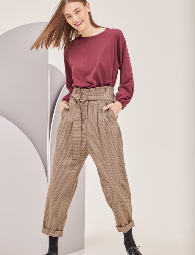 Καρώ μπεζ high-waisted carrot-fit LARDY παντελόνι με πιέτες μπροστά, πλαϊνές τσέπες και αποσπώμενη υφασμάτινη ζώνη Namaste