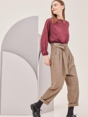 Καρώ μπεζ high-waisted carrot-fit LARDY παντελόνι με πιέτες μπροστά, πλαϊνές τσέπες και αποσπώμενη υφασμάτινη ζώνη Namaste