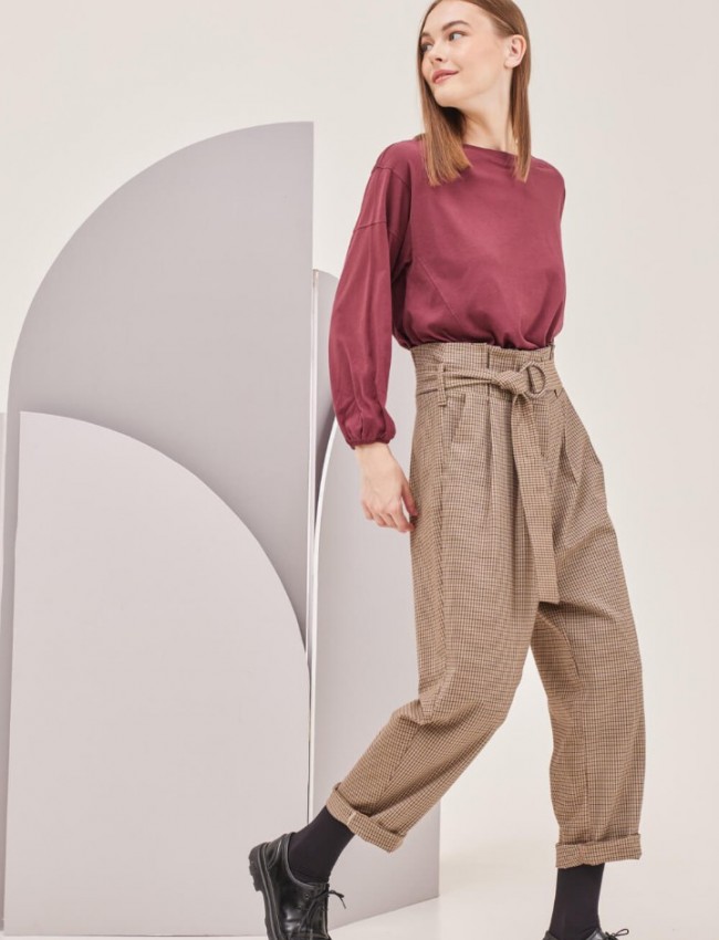 Καρώ μπεζ high-waisted carrot-fit LARDY παντελόνι με πιέτες μπροστά, πλαϊνές τσέπες και αποσπώμενη υφασμάτινη ζώνη Namaste