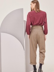 Καρώ μπεζ high-waisted carrot-fit LARDY παντελόνι με πιέτες μπροστά, πλαϊνές τσέπες και αποσπώμενη υφασμάτινη ζώνη Namaste