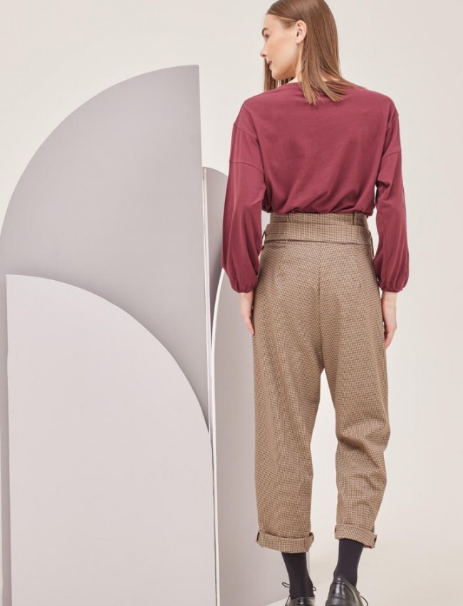 Καρώ μπεζ high-waisted carrot-fit LARDY παντελόνι με πιέτες μπροστά, πλαϊνές τσέπες και αποσπώμενη υφασμάτινη ζώνη Namaste