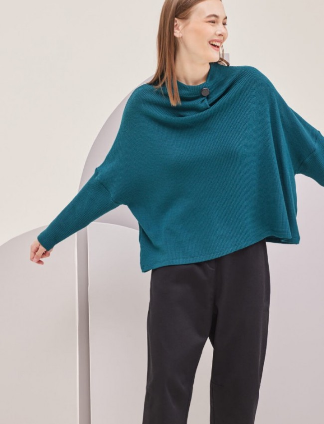 Πετρόλ μακρυμάνικη πλεκτή loose-fit CRAYON μπλούζα σε τετράγωνη γραμμή, ρεγκλάν μανικοκόλληση, κουφόπιετα μπροστά και διακοσμητικό κουμπί στη ξεχειλωτή λουπέτο λαιμόκοψη Namaste