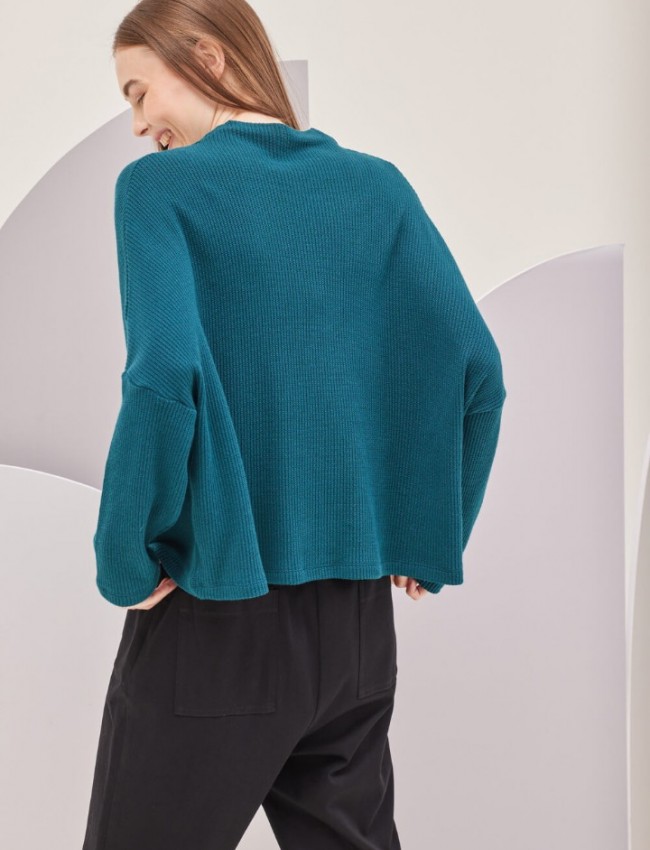 Πετρόλ μακρυμάνικη πλεκτή loose-fit CRAYON μπλούζα σε τετράγωνη γραμμή, ρεγκλάν μανικοκόλληση, κουφόπιετα μπροστά και διακοσμητικό κουμπί στη ξεχειλωτή λουπέτο λαιμόκοψη Namaste