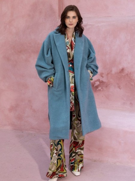 Σιελ oversized παλτό  με ιδιαίτερα φουσκωτά  μανίκια, μπροστινές πλαϊνές τσέπες και κλείσιμο με κουμπί Nema